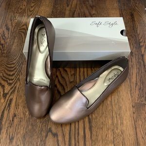 Bronze women’s flats NWT